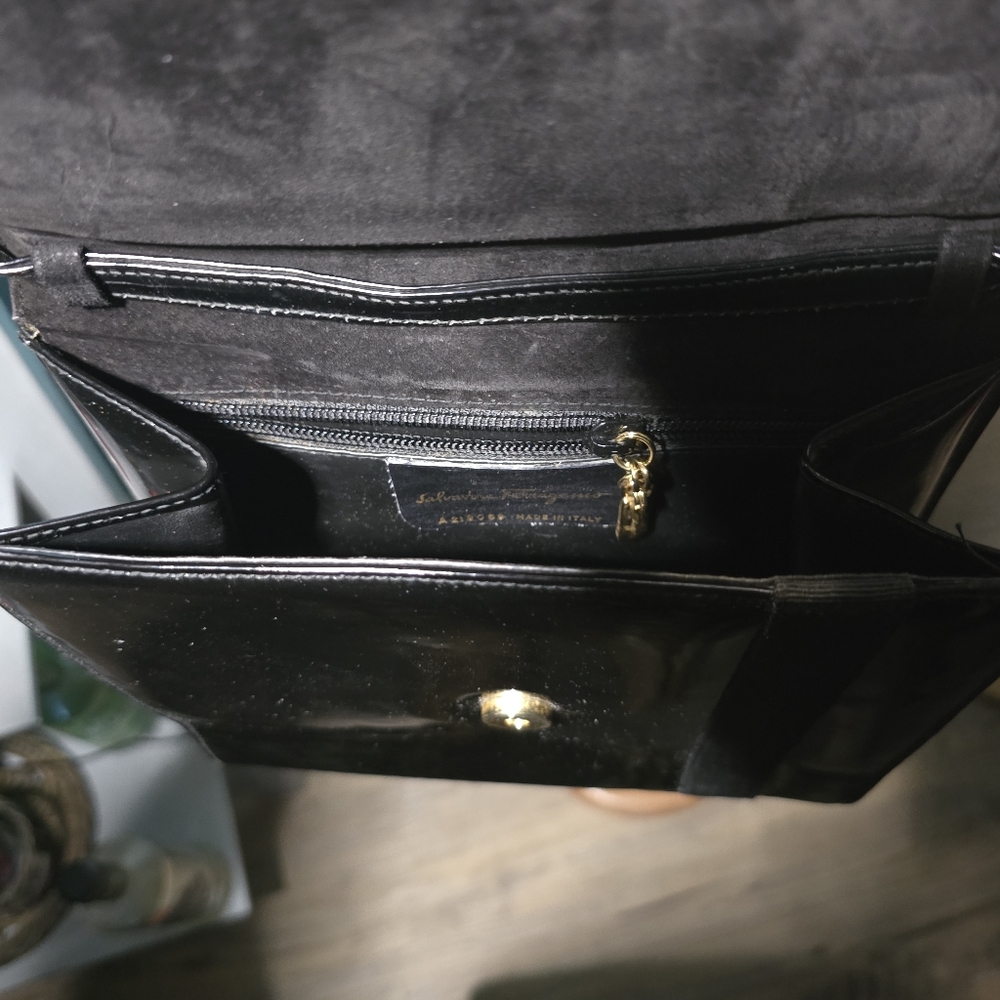 Elegant Salvatore Ferragamo Black Patent Leather Crossbody Bag - Picture 4 of 8